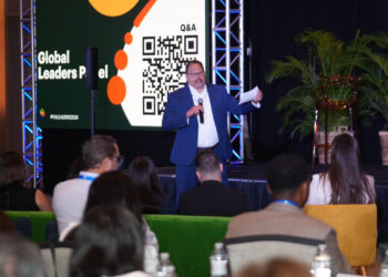 Líderes biofarmacéuticos promueven el bienestar mental y la inclusión generacional en cumbre de San Juan