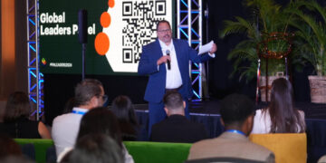 Líderes biofarmacéuticos promueven el bienestar mental y la inclusión generacional en cumbre de San Juan