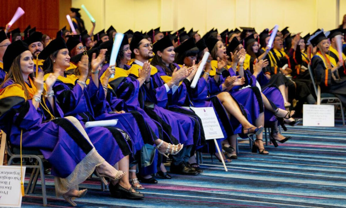 Universidad Albizu gradúa 567 nuevos profesionales de la salud en Puerto Rico