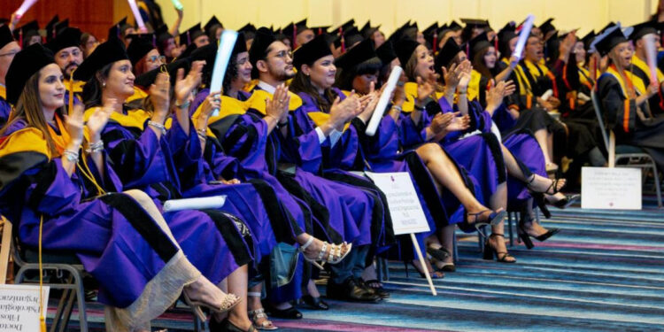 Universidad Albizu gradúa 567 nuevos profesionales de la salud en Puerto Rico