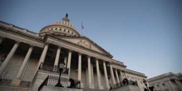Médicos critican al Congreso por recortes de 2.83% a Medicare y falta de reformas