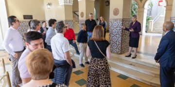Inversionistas de la industria de biociencias visitan el Recinto de Río Piedras de la UPR