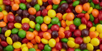 FDA anuncia plan para eliminar colorantes sintéticos derivados del petróleo en alimentos antes de 2027