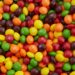 FDA anuncia plan para eliminar colorantes sintéticos derivados del petróleo en alimentos antes de 2027