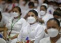Fotografía de archivo que muestra a enfermeras que son homenajeadas en Panamá por su trabajo durante la pandemia de la covid-19. EFE/ Carlos Lemos