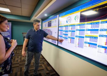 El zar de Energía, Josué Colón, muestra las cifras de generación eléctrica durante una conferencia de prensa tras el apagón masivo en Puerto Rico. Suministrada