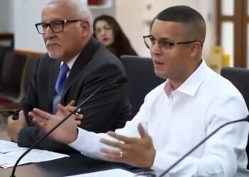 Dueños de hogares de cuido exigen pago de millonaria deuda al Departamento de la Familia