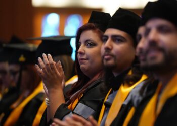 UCC gradúa a 183 profesionales de la salud con llamado a servir con ciencia, compasión e integridad