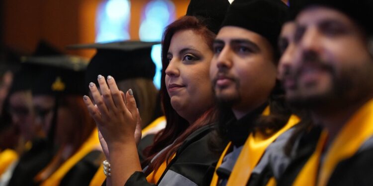 UCC gradúa a 183 profesionales de la salud con llamado a servir con ciencia, compasión e integridad