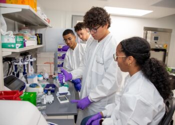 Estudiantes universitarios viven inmersión gratuita en biomanufactura en Puerto Rico