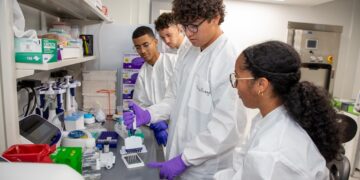 Estudiantes universitarios viven inmersión gratuita en biomanufactura en Puerto Rico