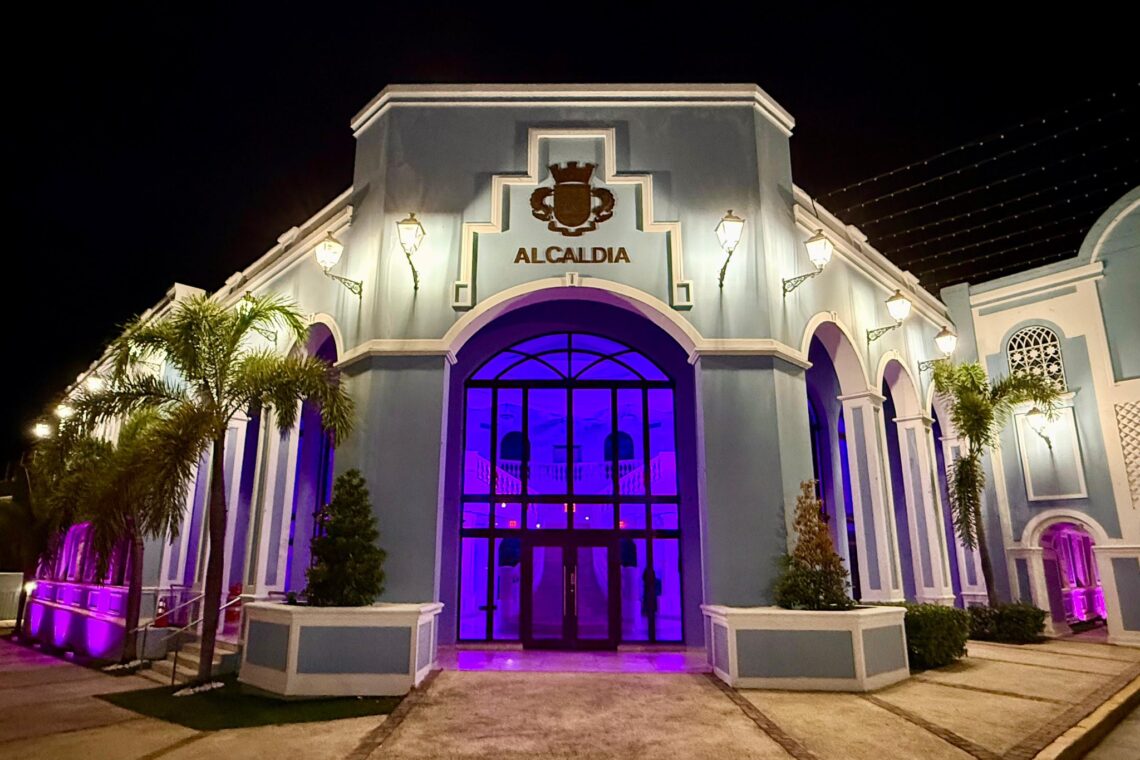 Fajardo se tiñe de violeta en honor a los pacientes de Alzheimer