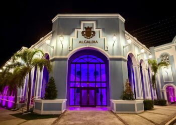 Fajardo se tiñe de violeta en honor a los pacientes de Alzheimer