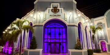 Fajardo se tiñe de violeta en honor a los pacientes de Alzheimer