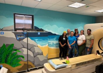 Pintan mural costero en hospital pediátrico para brindar calma a los niños