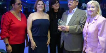 Vision-Med Corporation reconoce a médicos y profesionales de la salud en su gala anual 2025