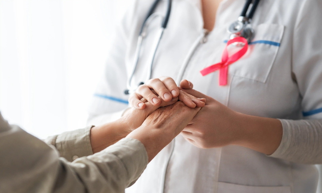 Enfermera oncológica especializada atendiendo a paciente con cáncer en hospital