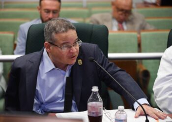 Dr. Víctor Ramos Otero, secretario del Departamento de Salud, durante su participación en la vista pública de la Comisión de Salud de la Cámara, donde respaldó iniciativas para incentivar residencias médicas en el oeste.